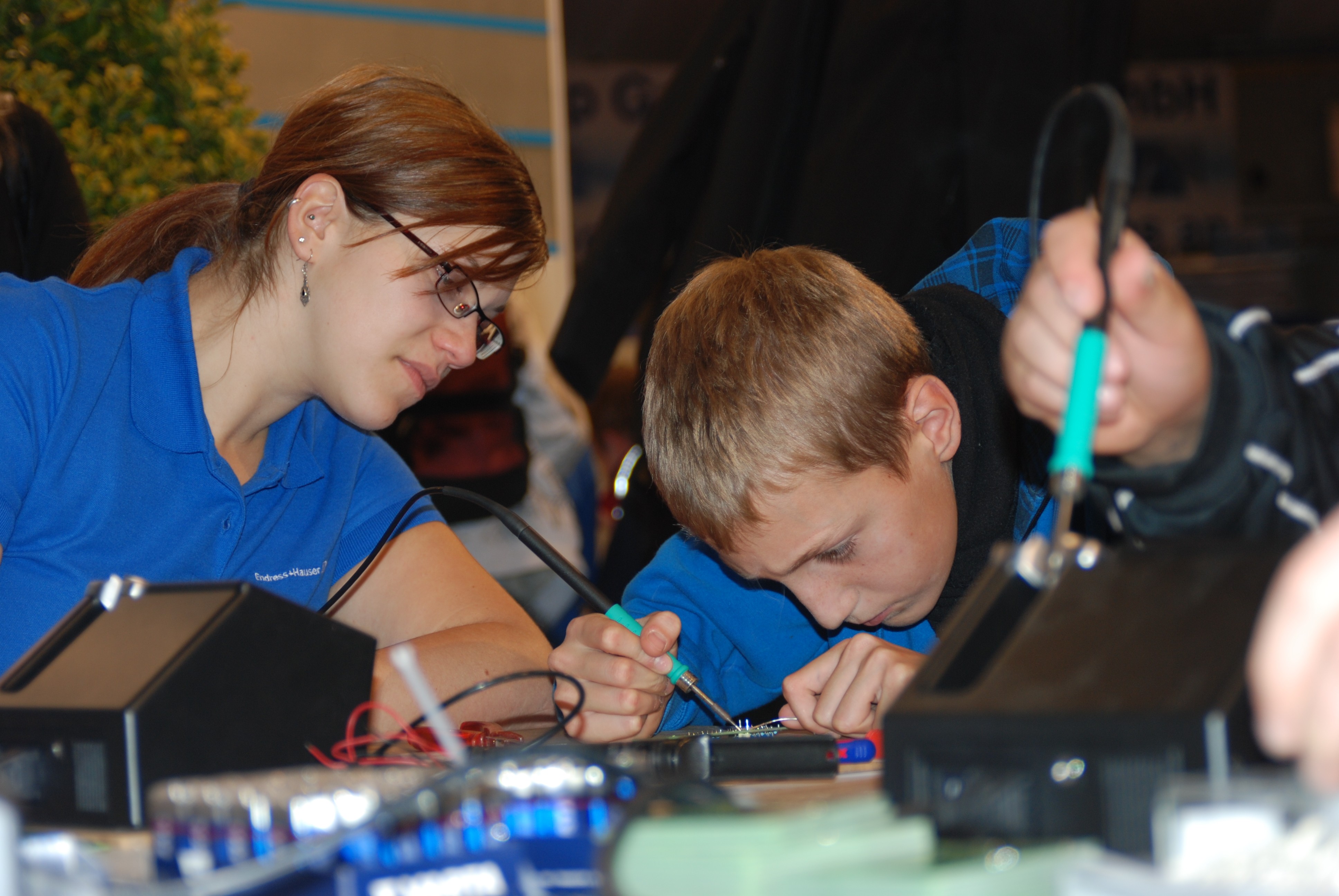 Am Stand von Endress+Hauser dürfen Jugendliche aktiv arbeiten, ihr eigenes Gespür für Technik austesten und lernen dabei auch Auszubildende kennen.