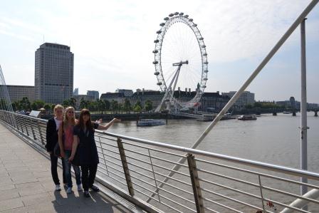 Hier seht ihr uns - vor dem beeindruckenden "London Eye", Londons grossem Riesenrad.
